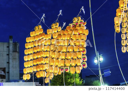 東北の夏祭り　秋田竿燈まつりの竿燈　秋田県秋田市 117414400