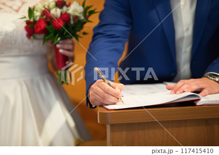 Painting in the registry office 117415410