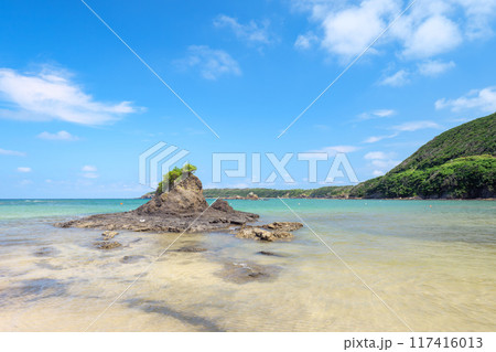 夏の長崎県対馬の三宇田浜の風景 夏の長崎県対馬の三宇田浜の風景 117416013