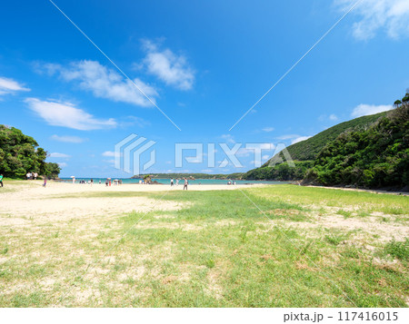 夏の長崎県対馬の三宇田浜の風景 117416015