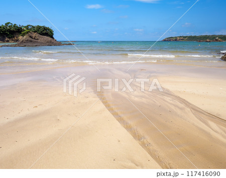 夏の長崎県対馬の三宇田浜の風景 夏の長崎県対馬の三宇田浜の風景 117416090