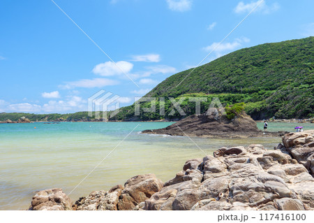 夏の長崎県対馬の三宇田浜の風景 117416100