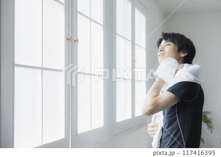 タオルで汗を拭くスポーツウェアの若い男性 タオルで汗を拭くスポーツウェアの若い男性 117416395