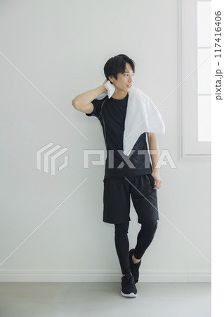 タオルで汗を拭くスポーツウェアの若い男性 タオルで汗を拭くスポーツウェアの若い男性 117416406