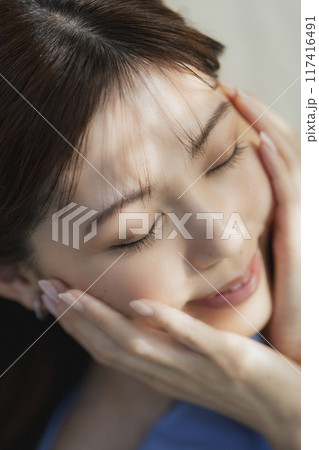 仰向けの女性のビューティイメージ 117416491