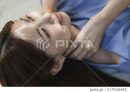 仰向けの女性のビューティイメージ 仰向けの女性のビューティイメージ 117416493