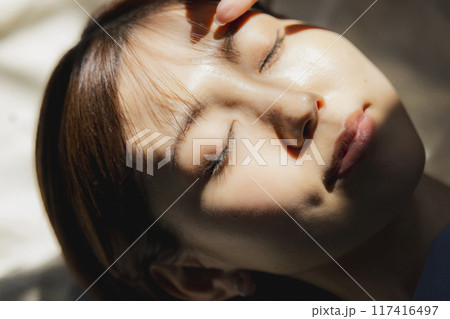 仰向けの女性のビューティイメージ 117416497