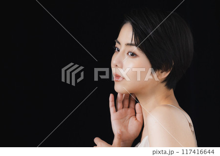 ショートヘアの女性のビューティイメージ ショートヘアの女性のビューティイメージ 117416644