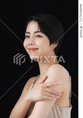 ショートヘアの女性のビューティイメージ ショートヘアの女性のビューティイメージ 117416646