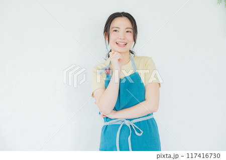考えるエプロン姿の女性　 117416730