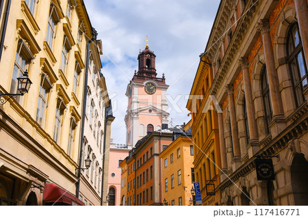 スウェーデン ストックホルムの旧市街、ガムラスタンの街並み 117416771