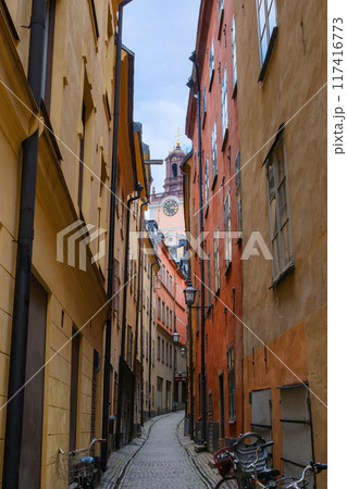 スウェーデン ストックホルムの旧市街、ガムラスタンの路地 117416773