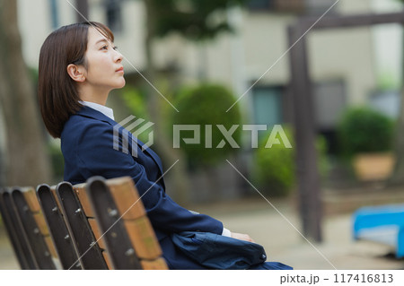 公園の女子高生 117416813