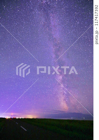 街並みと天の川 117417392