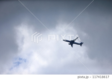 青空と飛行機 117418617