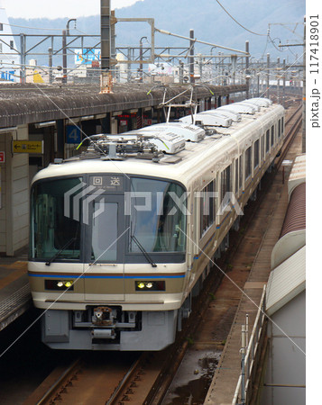 山陽本線三原駅を通過する221系電車(体質改善工事施行車両) 山陽本線三原駅を通過する221系電車(体質改善工事施行車両) 117418901