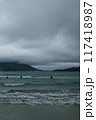 冬の日本海曇り空の下の若狭でサーフィン 117418987