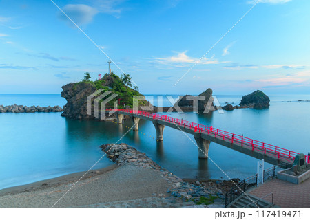 能生海水浴場と弁天岩【糸魚川市】 能生海水浴場と弁天岩【糸魚川市】 117419471