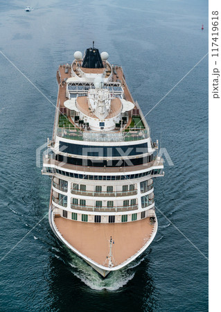 女神大橋から客船の出港（ZHAO SHANG YI DUN）【長崎市】 117419618