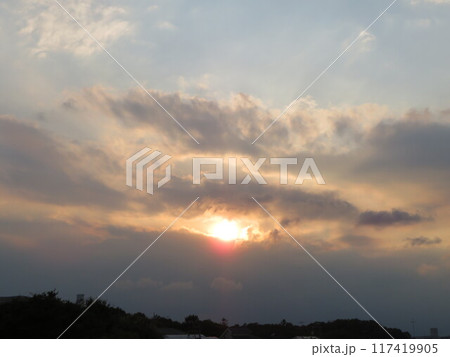 雲の隙間から太陽 117419905