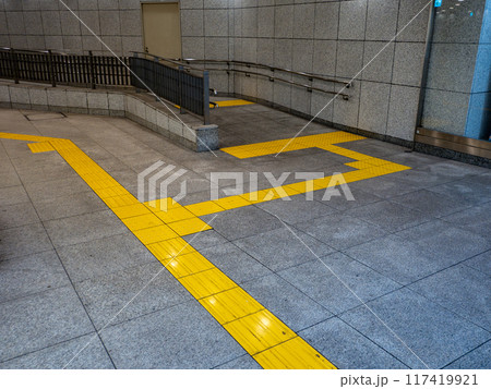 地下歩行空間の点字ブロック設置例 117419921