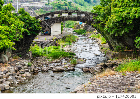 新緑の金浜眼鏡橋　【長崎県雲仙市小浜町】 117420003
