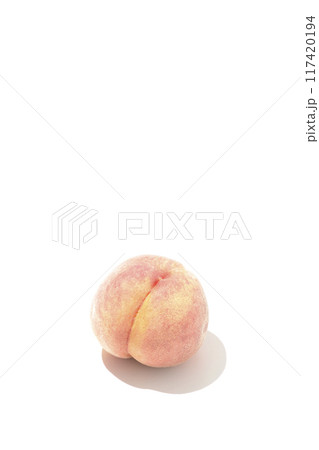 桃を白背景で撮影 117420194
