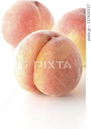 桃、ピーチを白背景で撮影 117420317