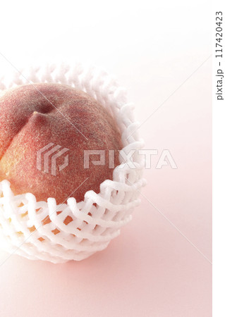 緩衝材に包まれてる桃 117420423