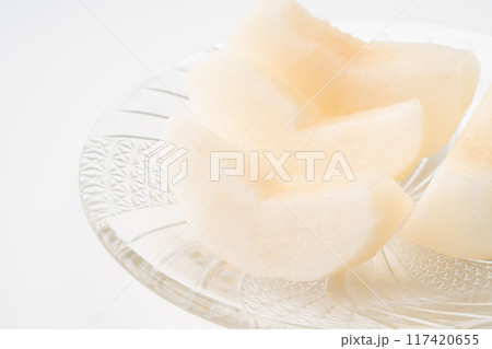 くし形にカットした梨のクローズアップ 117420655