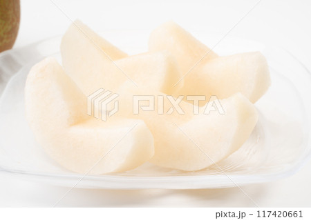 くし形にカットした梨のクローズアップ くし形にカットした梨のクローズアップ 117420661