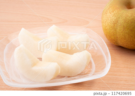 くし形にカットした梨 くし形にカットした梨 117420695