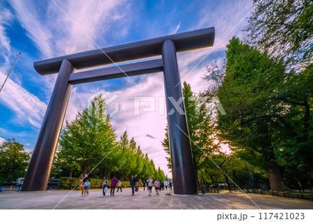 日本の東京都市景観8月15日…悲劇を繰り返さない…マ姿は消えた…猛暑の中、靖国神社を訪れた人たち 117421023