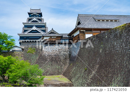 熊本市　二様の石垣方面から見る復元天守閣 117421050