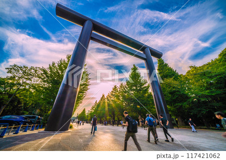 日本の東京都市景観8月15日…悲劇を繰り返さない…マ姿は消えた…猛暑の中、靖国神社を訪れた人たち 日本の東京都市景観8月15日…悲劇を繰り返さない…マ姿は消えた…猛暑の中、靖国神社を訪れた人たち 117421062