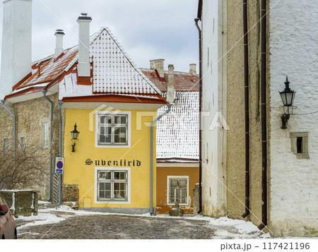 エストニア・タリン　旧市街のお土産屋　/　Tallinn, Estonia 117421196