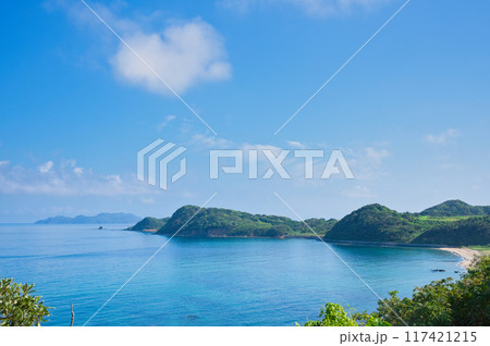 島の見える青い海と空の風景 島の見える青い海と空の風景 117421215