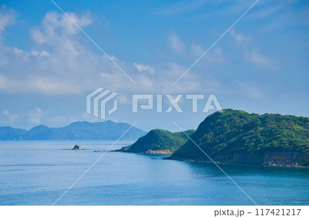 島の見える青い海と空の風景 島の見える青い海と空の風景 117421217