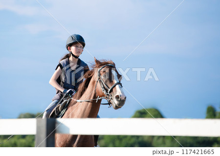 乗馬を楽しむ女の子 117421665