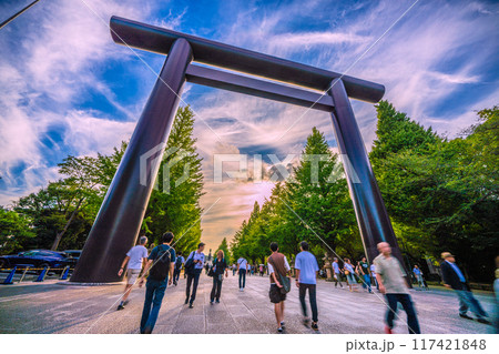 日本の東京都市景観終戦の日…悲劇を繰り返さない…マ姿は消えた…猛暑の中、靖国神社を訪れた人たち=8月 日本の東京都市景観終戦の日…悲劇を繰り返さない…マ姿は消えた…猛暑の中、靖国神社を訪れた人たち=8月 117421848