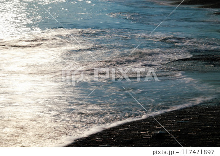 海岸に打ち寄せる波 海岸に打ち寄せる波 117421897