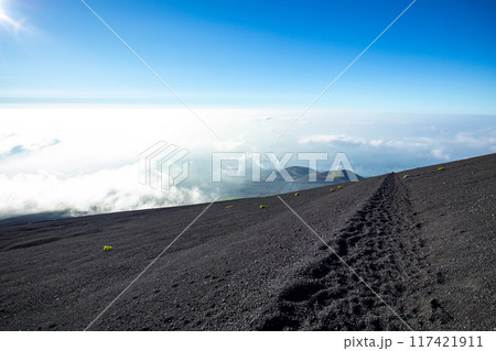 富士山御殿場ルート　新六合目付近から双子山を見下ろす 117421911