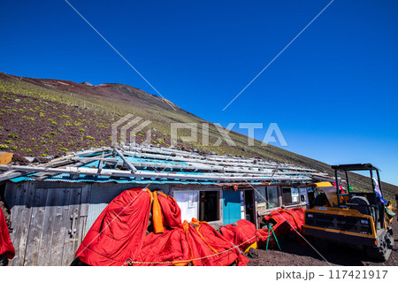 富士山御殿場ルート 七合五勺の山小屋の布団干し 富士山御殿場ルート 七合五勺の山小屋の布団干し 117421917
