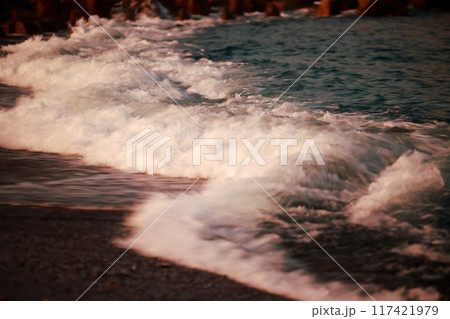 海岸に打ち寄せる波 117421979