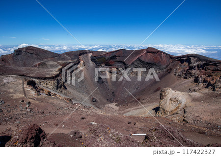 富士山剣ヶ峰山頂より火口を望む 富士山剣ヶ峰山頂より火口を望む 117422327