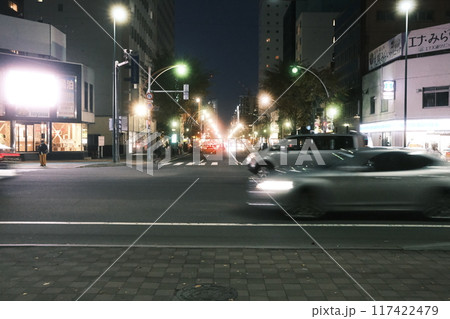 夜の街並みの風景 117422479