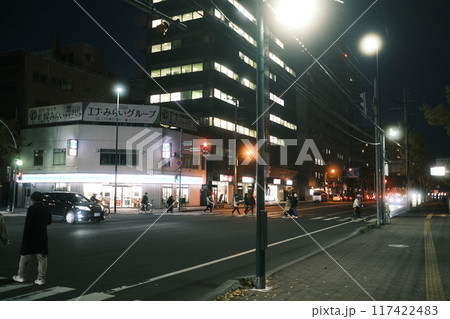 夜の街並みの風景 夜の街並みの風景 117422483