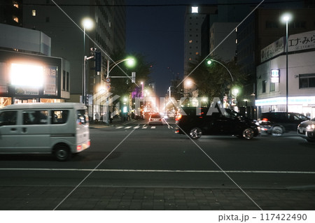夜の街並みの風景 117422490