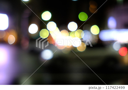 夜の街並みの風景 117422499