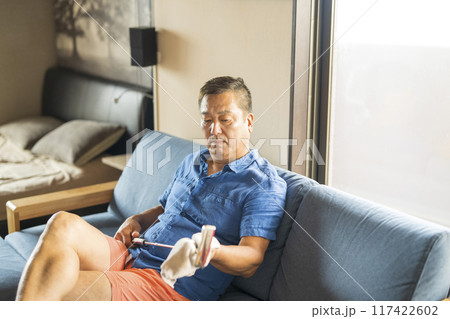 ゴルフクラブを手入れする男性 117422602